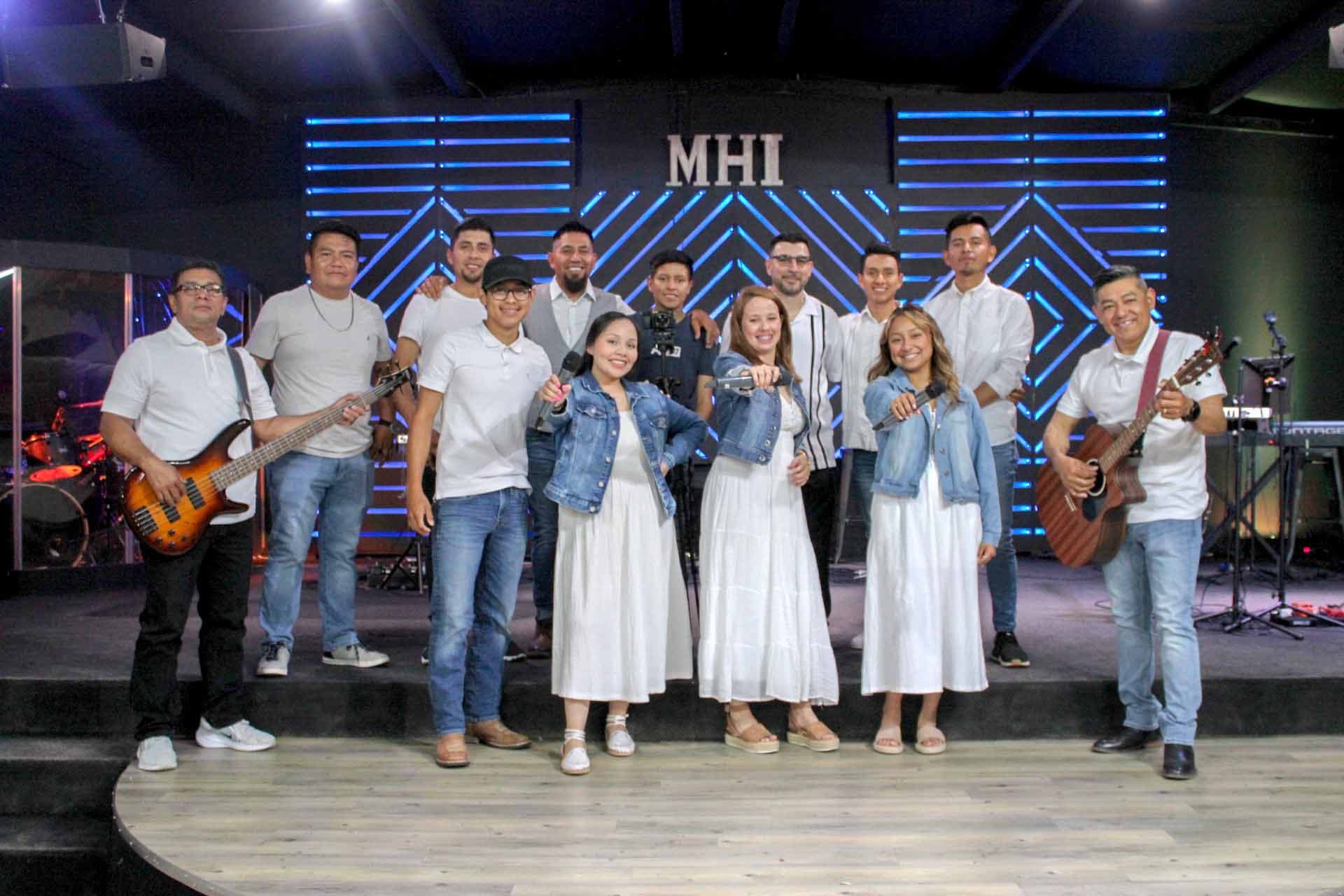 Ministerio Ministerio de Alabanza - grupo de personas sirviendo en la iglesia