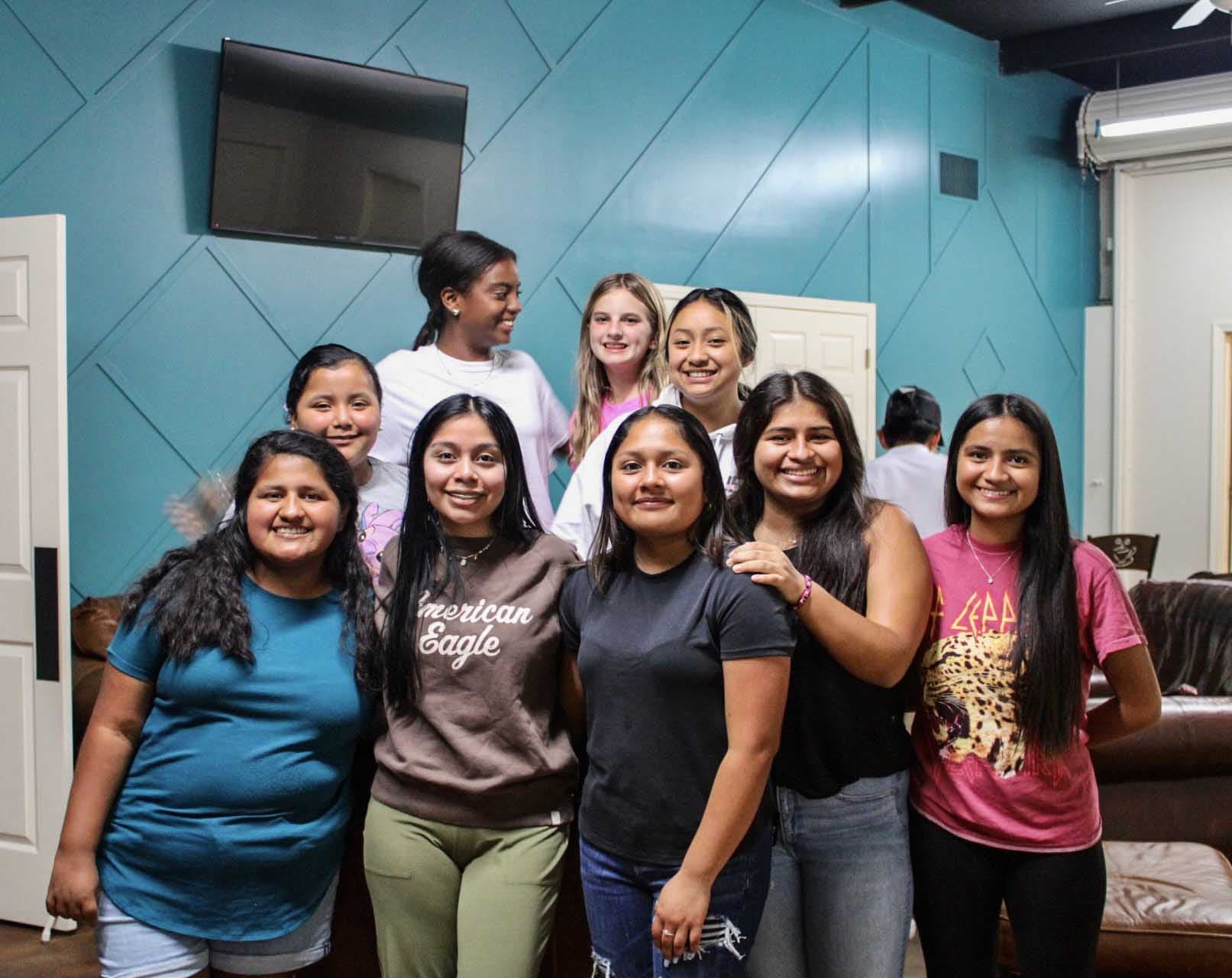 Ministerio Ministerio de Jóvenes - grupo de personas sirviendo en la iglesia