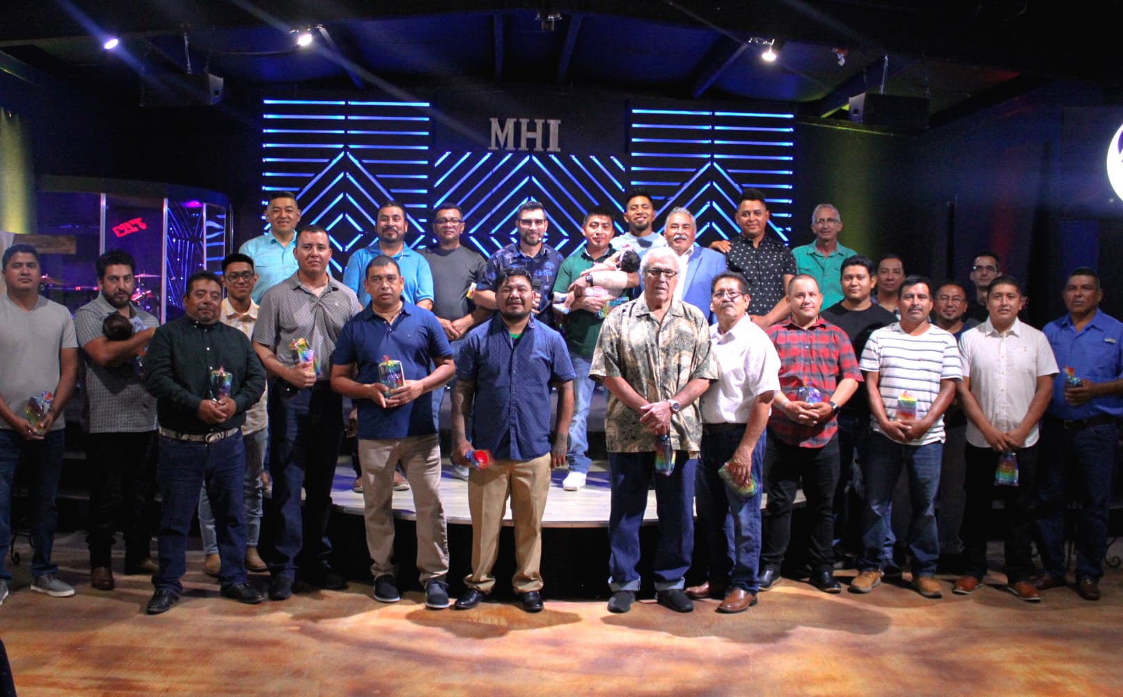 Ministerio Ministerio de Hombres - grupo de personas sirviendo en la iglesia