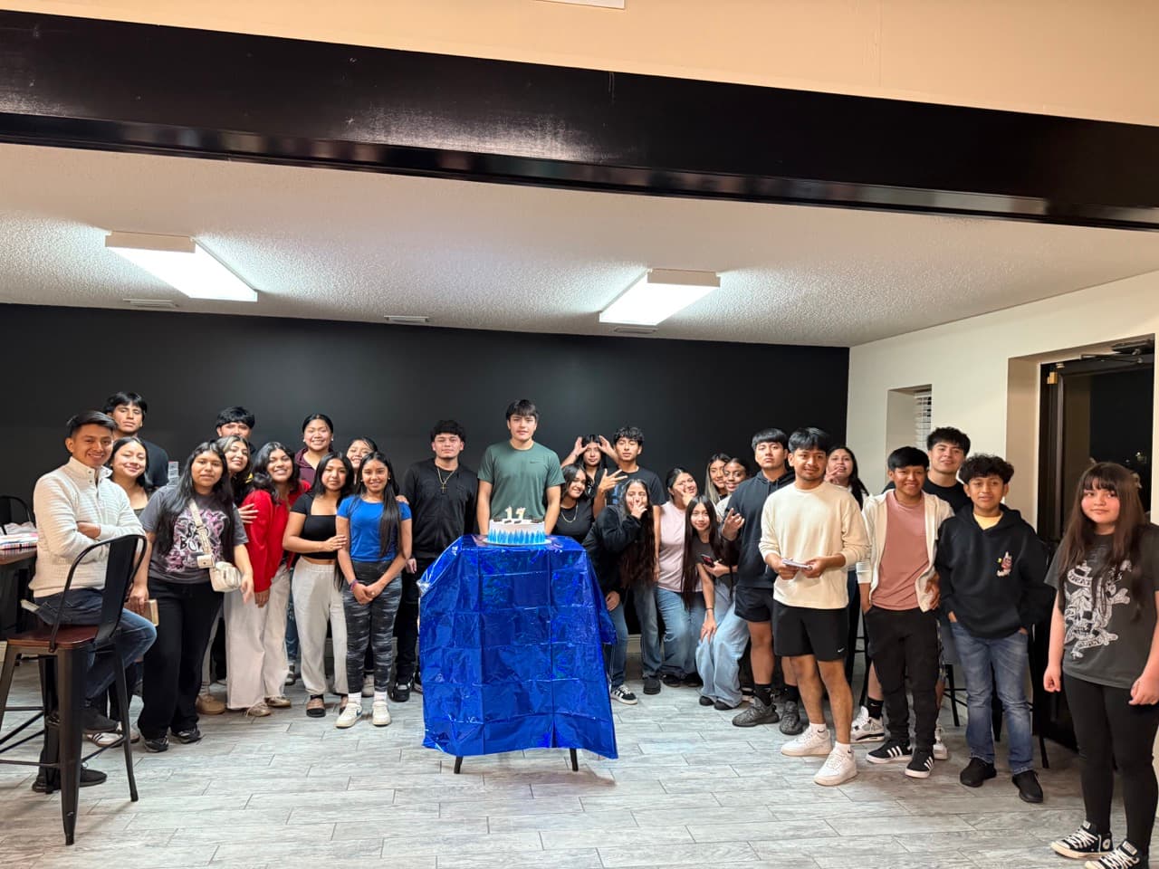 Ministerio Ministerio de Jóvenes - grupo de personas sirviendo en la iglesia